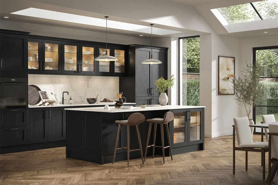 Shaker kitchen with Hardwick Onyx doors and a kitchen island