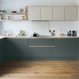 A grey handleless kitchen with wood-effect kitchen cabinet door handlerails
