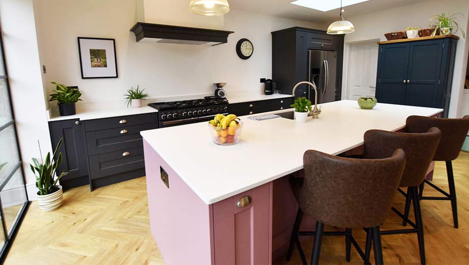 Contrasting kitchen colour combinations