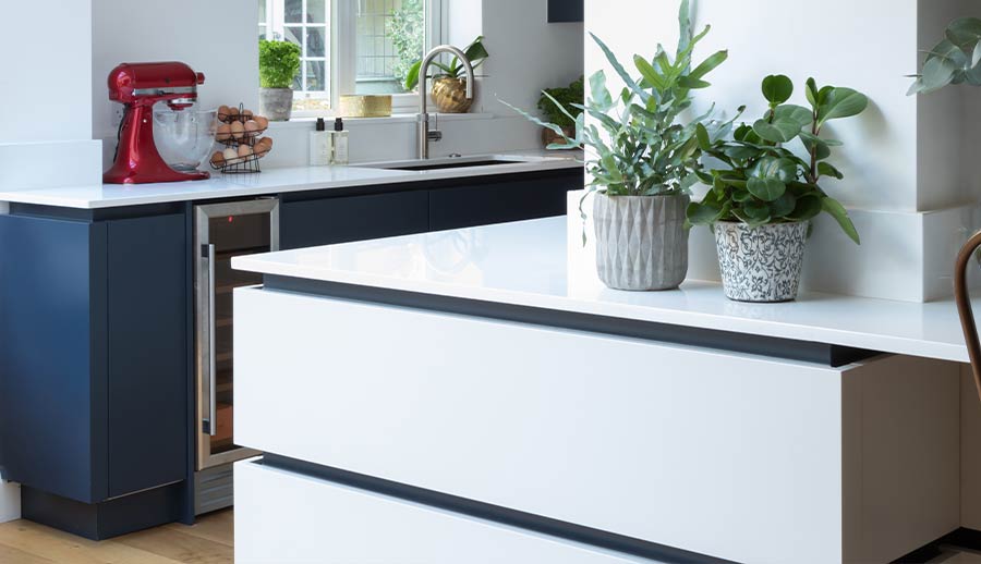 Contrasting colours blue and white in a modern kitchen