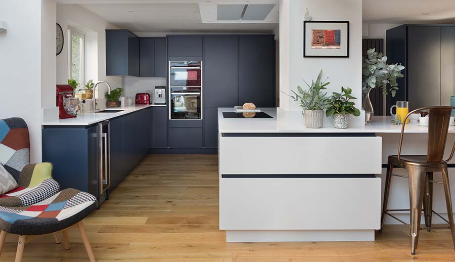 Handleless blue kitchen with white kitchen island