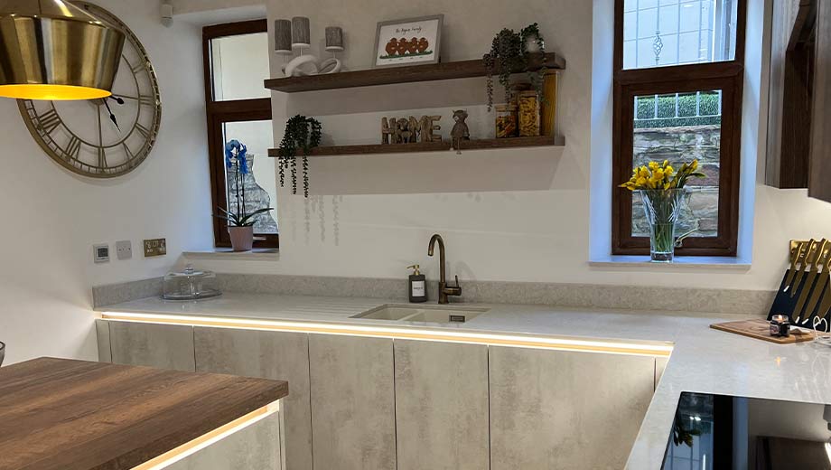 Farmhouse Oak kitchen shelves in a modern kitchen