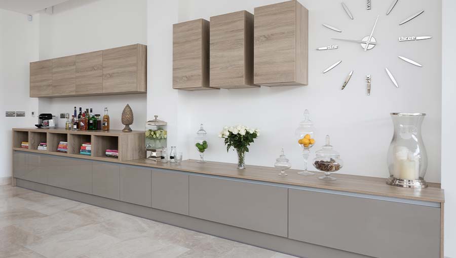 A run of handleless kitchen units in a handleless gloss kitchen