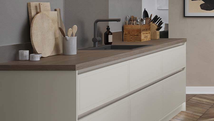 Kitchen drawer storage in a handleless shaker kitchen