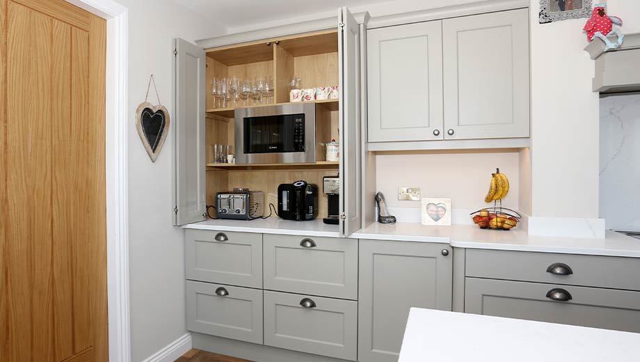 https://www.masterclasskitchens.co.uk/_userfiles/images/kitchen-coffee-station-knaresborough-kitchens.jpg