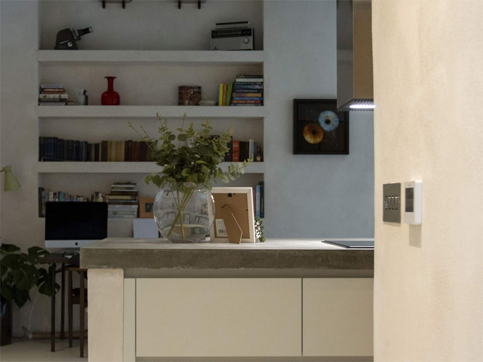 A modern mid-century-style office area in an open-plan kitchen