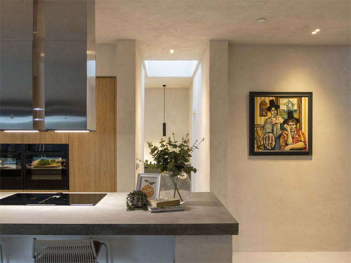 Mid-century modern décor featured in a home resembling Kaufmann House