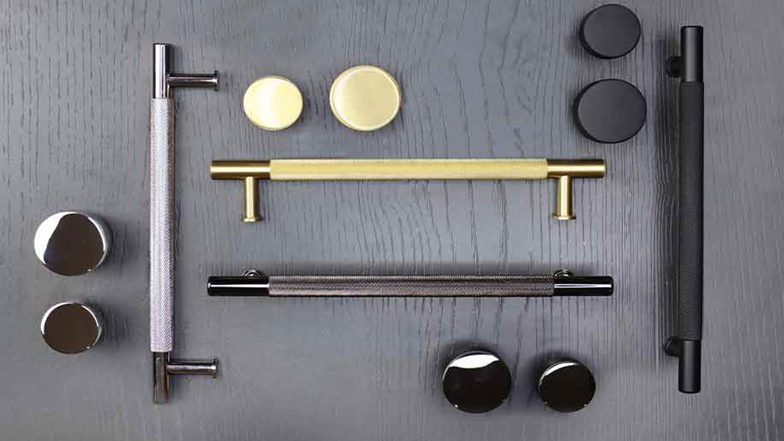 Knurled kitchen handles in metallic and black matt finish