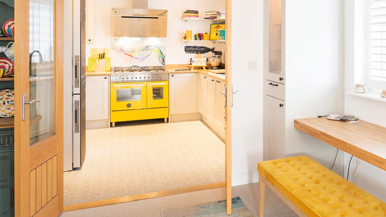 A kitsch kitchen with yellow retro kitchen décor