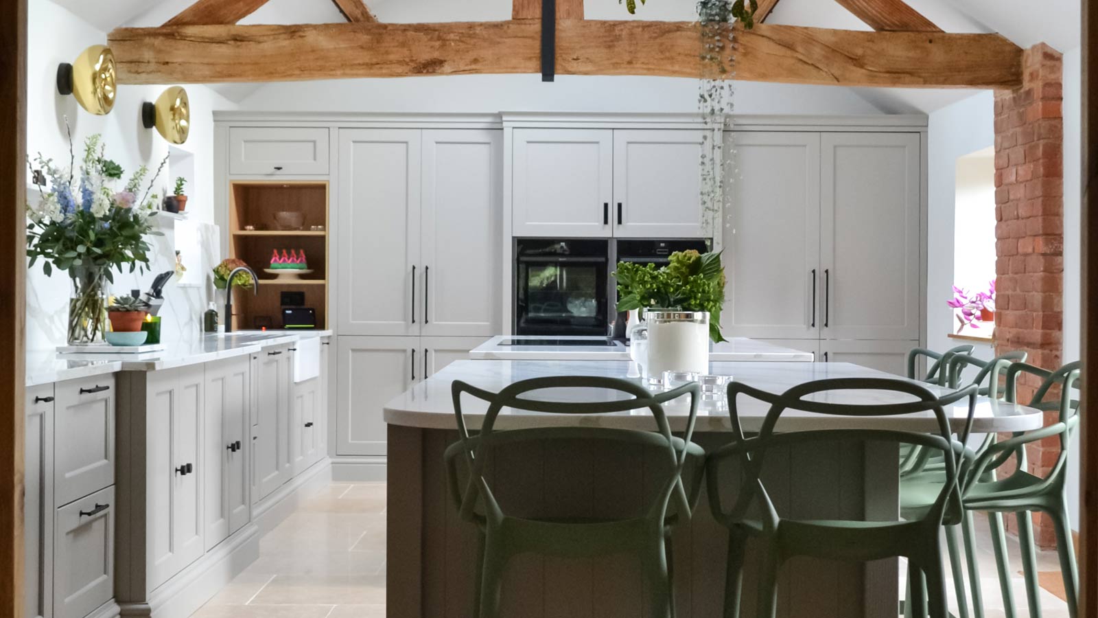 A cashmere Shaker kitchen with Slim shaker kitchen doors