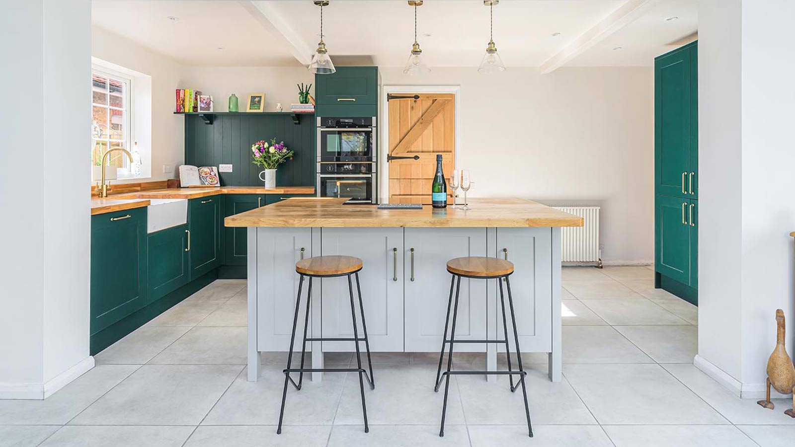 A clean kitchen demonstrating the effects of cleaning life hacks