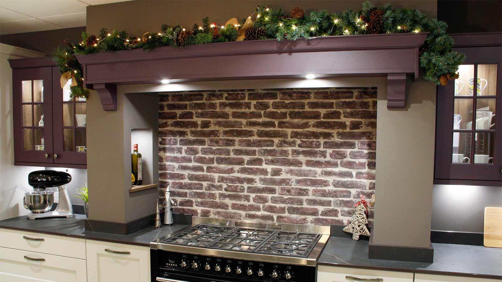 A kitchen hob with a cooker hood and Christmas decorations for a kitchen