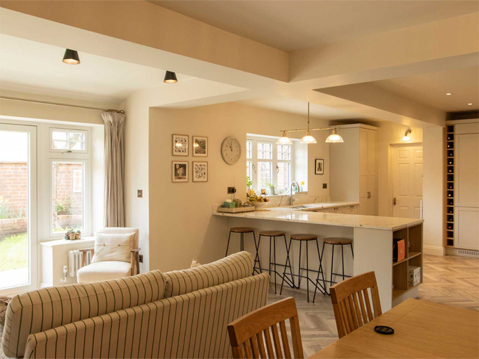 An uncluttered kitchen with Scandinavian design kitchen stools and a minimalist kitchen style