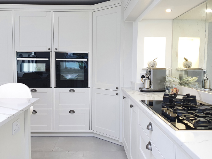 Classic grey kitchen cabinets with minimalist décor