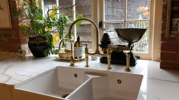 A Belfast kitchen sink exhibiting Nancy Meyers décor