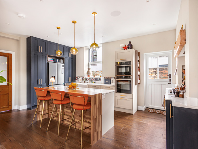 Small kitchen island close to the minimum kitchen island size