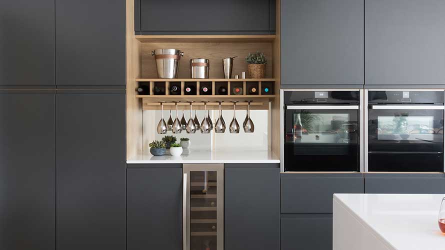 Drinks and glassware storage in a modern kitchen