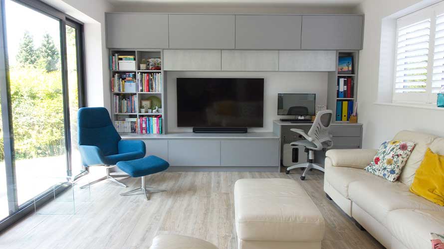 Modern open plan living space featuring handleless untis