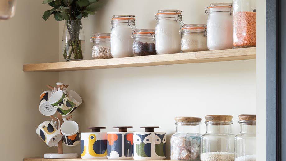 Space-saving kitchen shelving