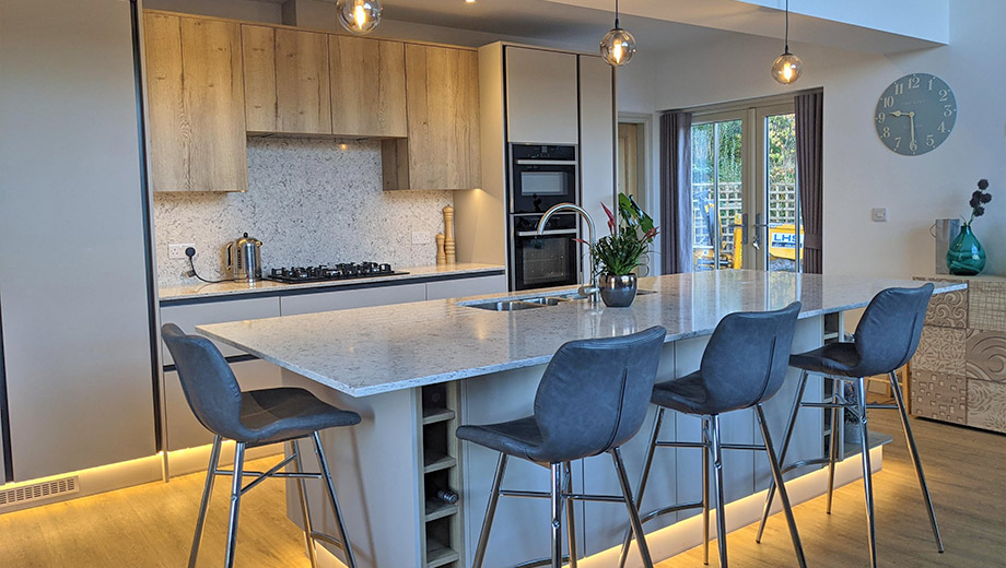 Warm kitchen colour scheme in a modern kitchen