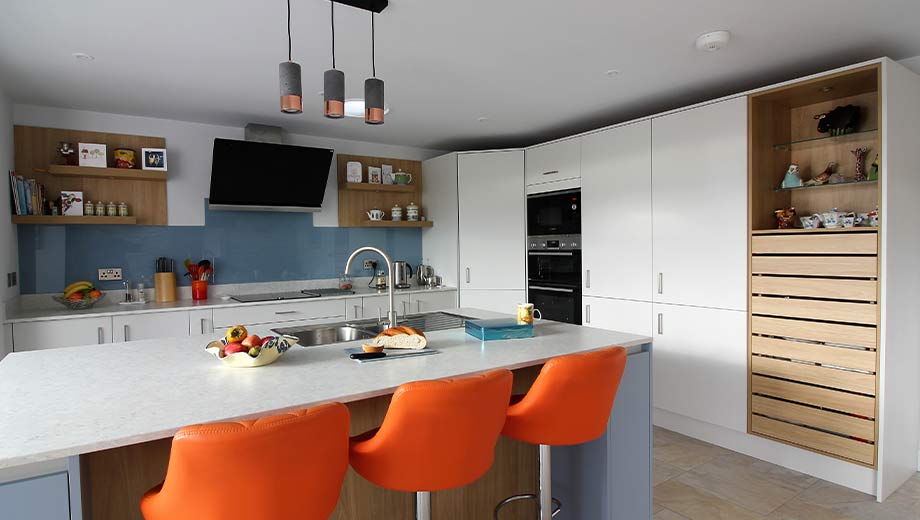 Modern kitchen featuring wood-effect kitchen shelves